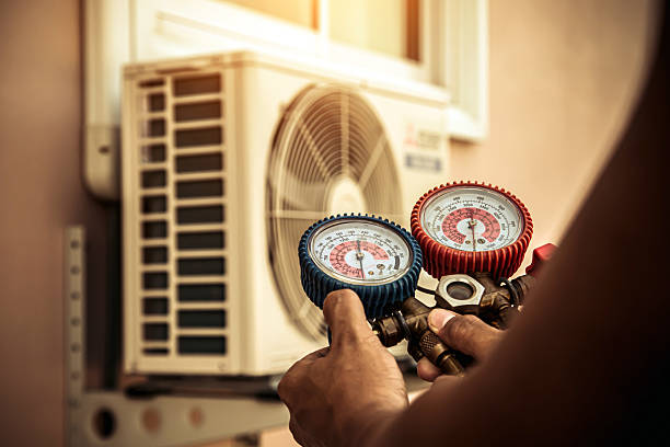 Professional Hvac technician working in South Jamesport, NY